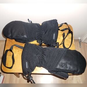 Gordini Maverick Black Mittens Small NWOT